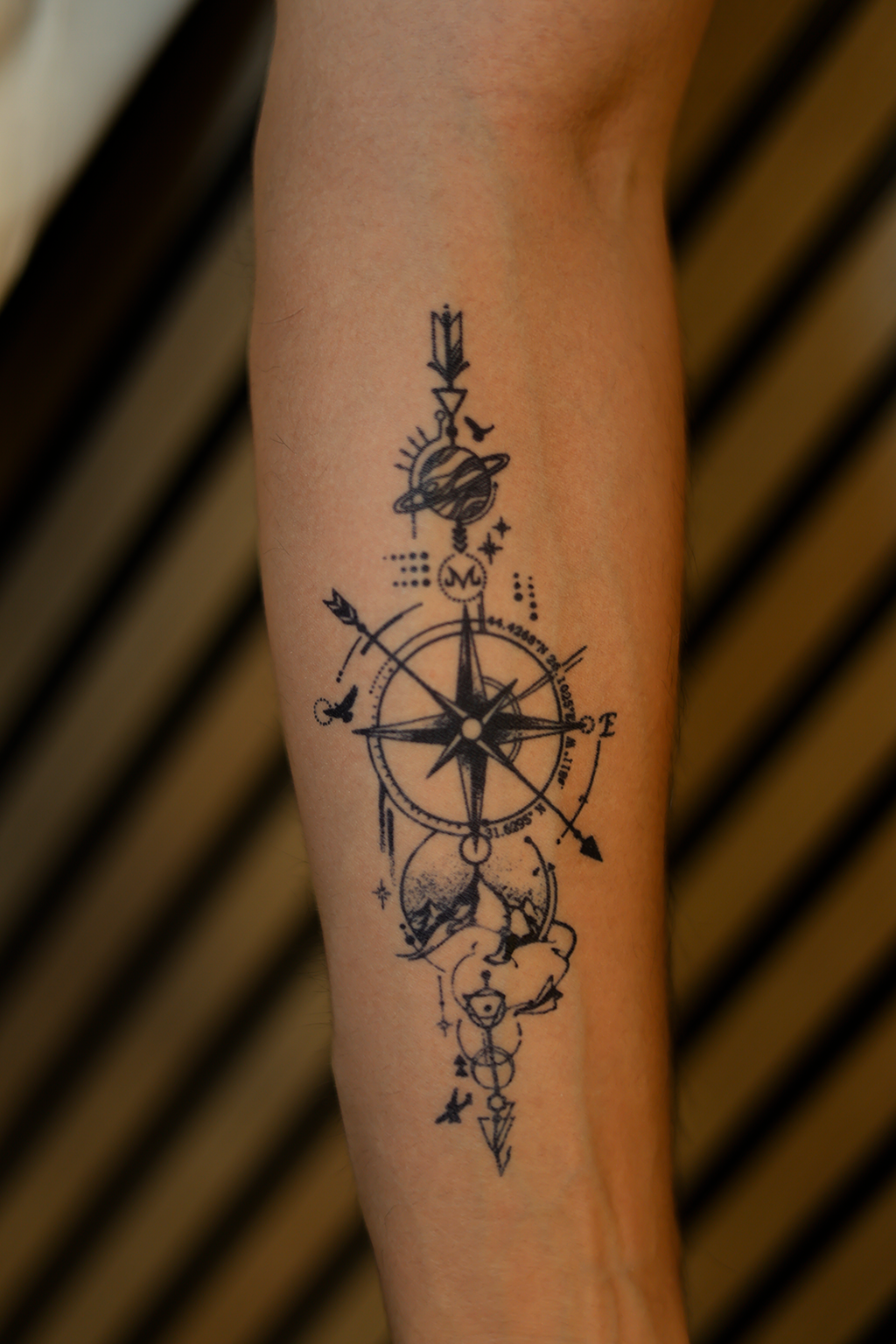 Tatuaj temporar Busola 2, model linie fina cu planete si sageti