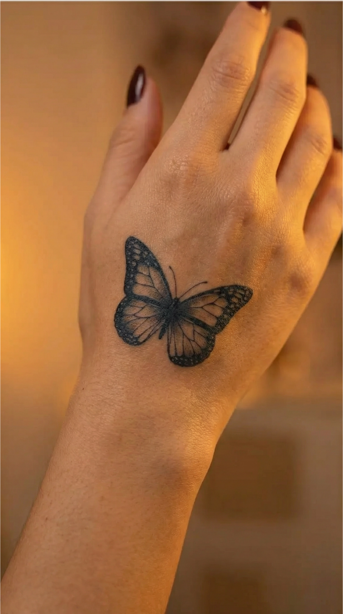 Tatuaj adeziv simplu cu fluture, Fluture, pe piele deschisă la culoare