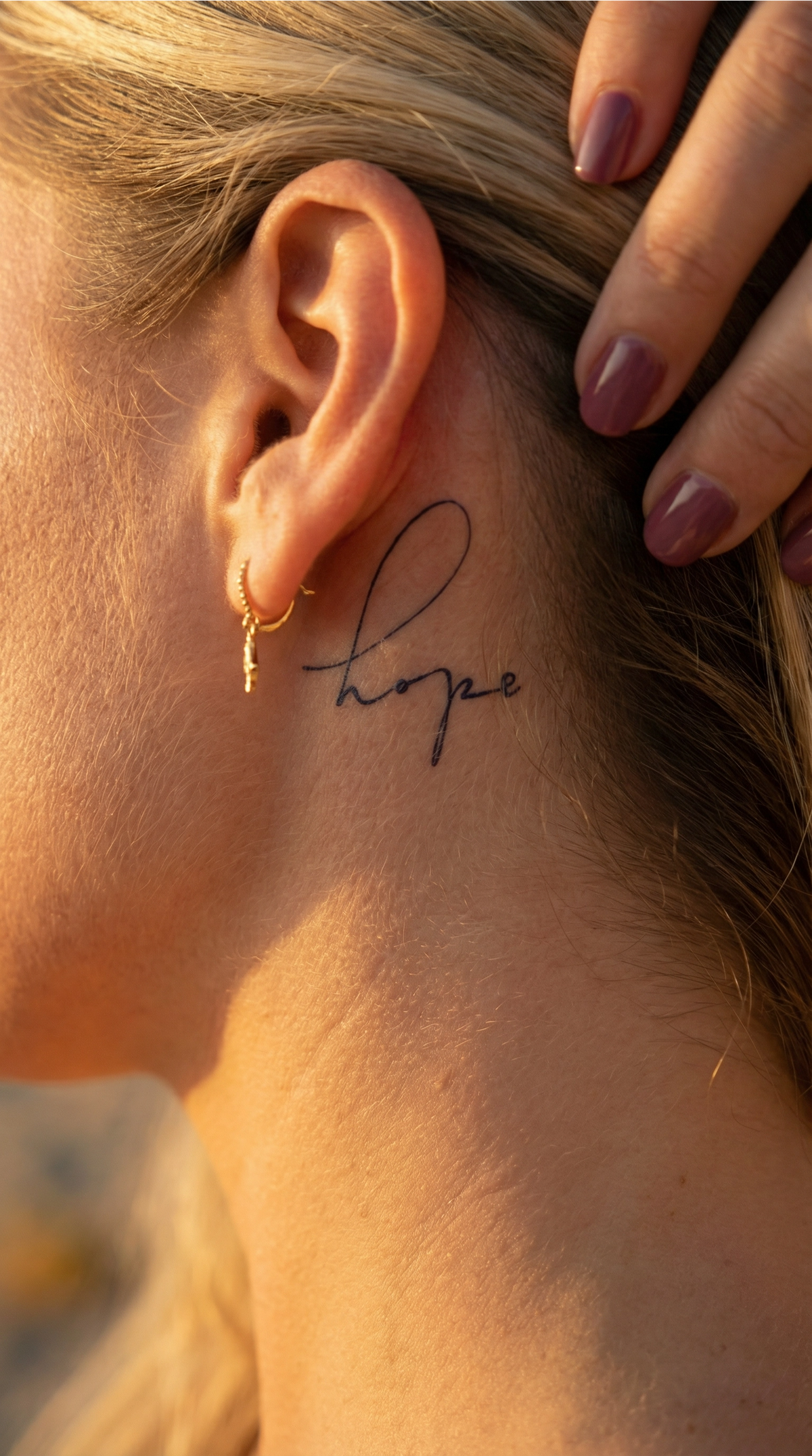 Tatuaj temporar Hope, un singur cuvânt scris cu litere pline, simple